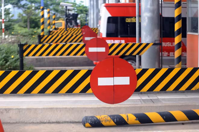 Tại khu vực trạm thu phí luôn có lực lượng CSGT, nhân viên quản lý hầm túc trực. Các thiết bị phục vụ cho việc thu phí cũng đã được lắp đặt.