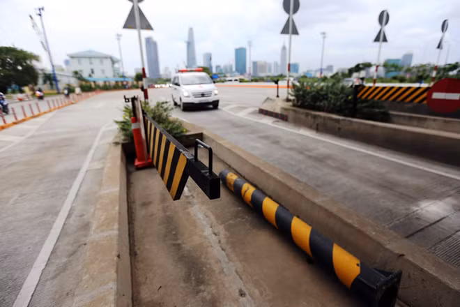 Tuy nhiên, từ khi đưa vào khai thác hầm vượt sông Sài Gòn và toàn tuyến Đông – Tây đến nay đã 6 năm, trạm thu phí vẫn chưa tổ chức thu phí đối với các phương tiện lưu thông qua đây.