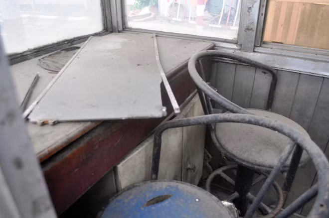 Giấy thông báo được dán ở khu vực cabin của trạm thu phí với nội dung “trạm tạm ngưng để duy tu, bảo dưỡng và nâng cấp thiết bị”.