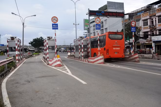 Trên Quốc lộ 13 (quận Thủ Đức), trạm thu phí ngay dốc cầu Bình Triệu 2 cũng bỏ hoang nhiều năm nay.