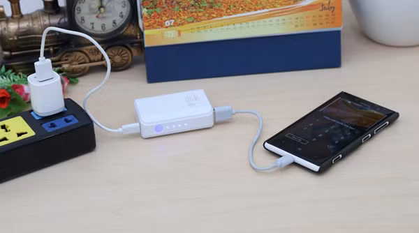 Ngoài ra, người dùng hạn chế việc vừa đẩy điện ra vừa nạp điện vào cùng một lúc. Ảnh: Pkshop.