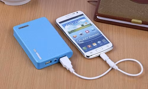 Từ sau lần 3 trở đi, không nên dùng cạn hết pin mới sạc như trước. Gần cạn pin là có thể cắm sạc. Ảnh: Pinsacduphong.