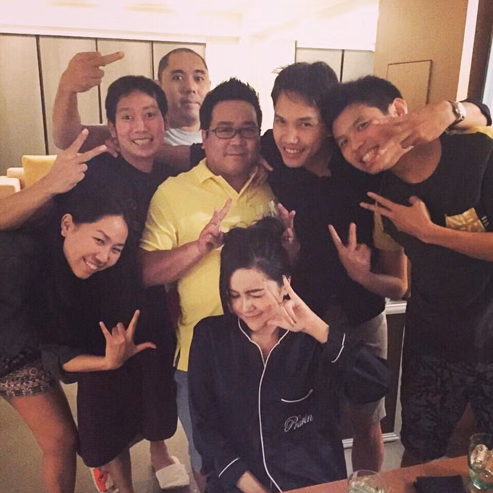 Tháng 12 năm 2014, Vorayuth (thứ hai từ trái) vui chơi cùng bạn bè ở Thái Lan. Ảnh: Mogaznews.