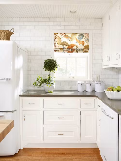 Giữa không gian trắng sáng thì một chút lá vàng sẽ giúp phòng bếp trở nên bớt nhạt nhòa.