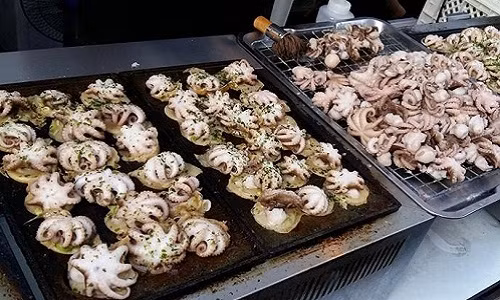 Vẫn là những nguyên liệu thường thấy khi làm bánh nhưng việc để nguyên con bạch tuộc khiến món ăn trở nên hấp dẫn. Ảnh: SMELeader.