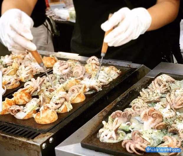 Thay vì bạch tuộc đã cắt nhỏ, bánh Takoyaki bán trên xe Bloc26th Takoyaki ở Bangkok, Thái Lan làm từ nguyên con bạch tuộc.