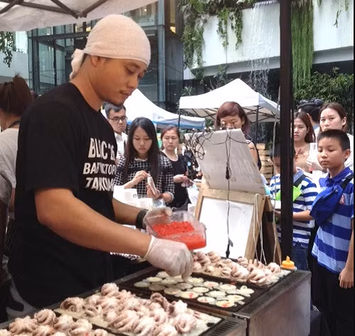 Xe hàng rong lúc nào cũng đông khách tới ăn.