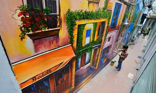 Trong vài ngày gần đây, nhiều người kháo nhau về con ngõ nhỏ số 68, phố Yên Phụ, Tây Hồ, Hà Nội, được các hộ dân hô biến thành bức tranh tả cảnh Venice khổng lồ. Bức họa phong cảnh Venice có chiều cao gần 5m, kéo dài từ đầu tới cuối con ngõ. Bức hoạ được vẽ theo phong cách 3D, tạo cảm giác chân thực, có chiều sâu đang được nhiều người quan tâm, thích thú.