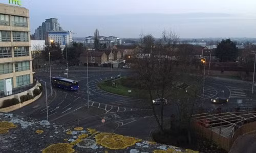 Cuoc song ben trong thi tran Slough, dan toi 150 ngon ngu