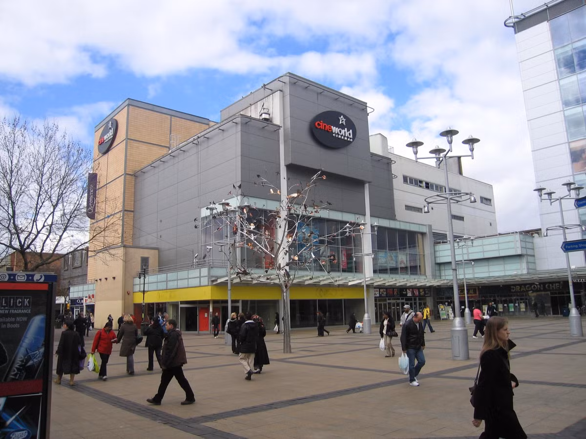 Cuoc song ben trong thi tran Slough, dan toi 150 ngon ngu-Hinh-2