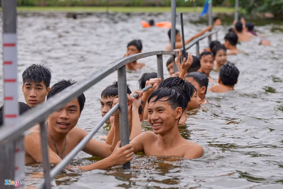 Xung quanh bể bơi được lắp đặt hệ thống cột bằng thép để người dân thuận tiện trong việc bơi lội.