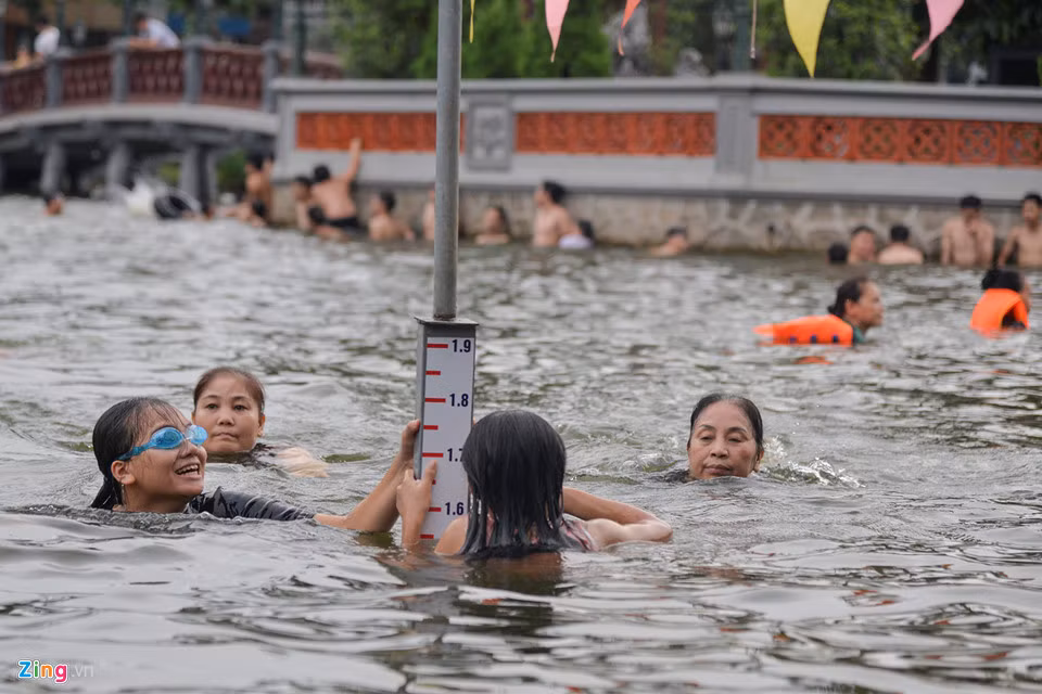 Bể bơi được lắp đặt hệ thống cảnh báo độ sâu của ao cho người bơi, căng dây các vị trí có nước sâu.