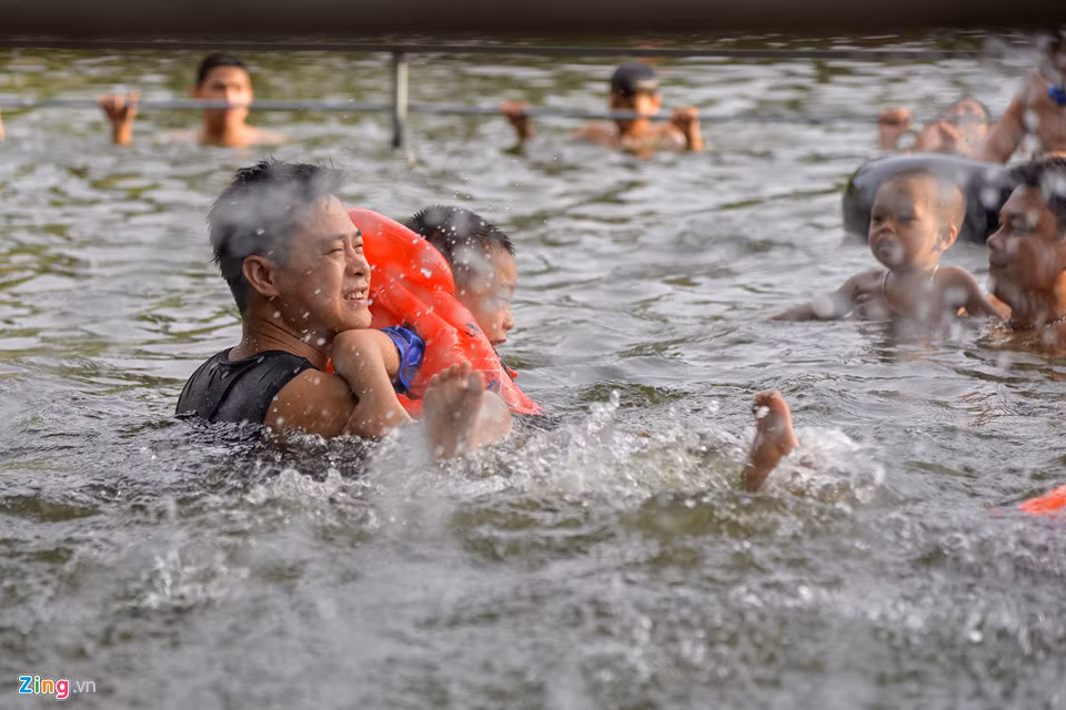 Những ngày nắng nóng, bể bơi phục vụ hàng trăm lượt người đến tắm mát. Nhiều bà con đến bơi từ sáng sớm, có ngày tối muộn vẫn còn người tắm.