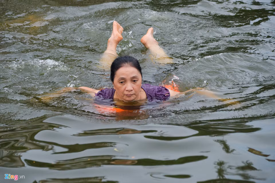 Sau nhiều ngày luyện tập, bà Phi Thị Quý đã thực hiện được nhiều kiểu bơi. “Mỗi ngày đi bơi về tôi ăn uống, ngủ nghỉ điều độ. Sáng hôm sau dậy cơ thể khoan khoái, khỏe mạnh hơn rất nhiều”, bà Quý chia sẻ.