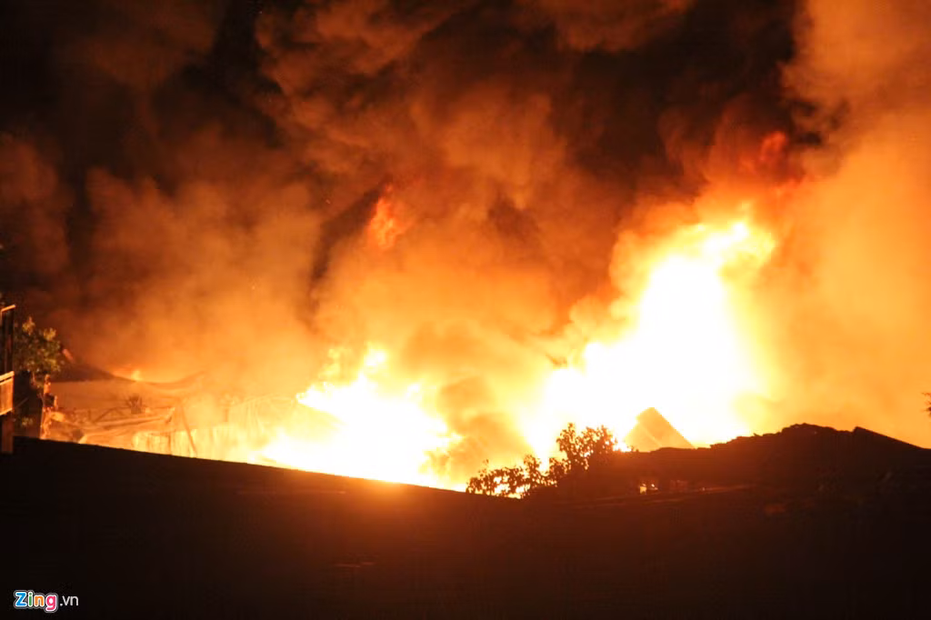 Đại tá Lê Tấn Bửu, Giám đốc Cảnh sát PCCC TP.HCM, xác nhận với Zing.vn rằng ông đang điều động lực lượng đến dập lửa một đám cháy lớn trong cảng Sài Gòn. Ảnh: Lê Trai.