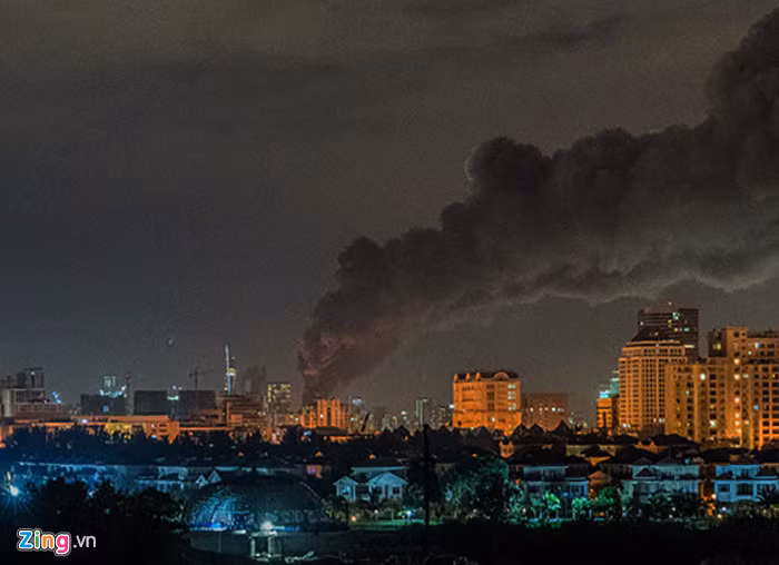 Cột khói của vụ cháy được nhìn thấy từ hàng chục km. Ảnh: Anh Tú.