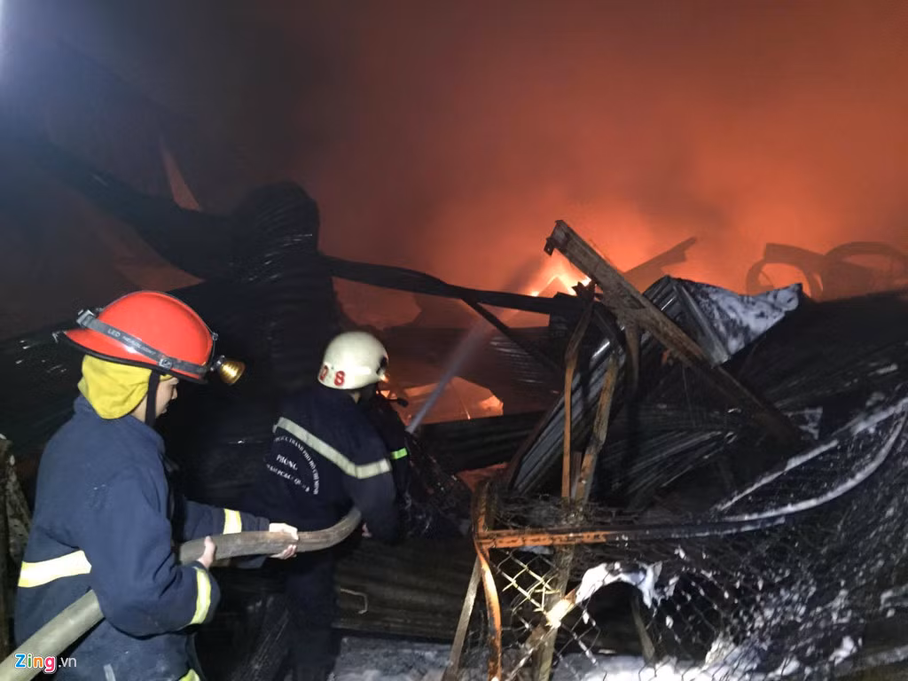 Tiếp cận đám cháy bên trong nhà kho. Ảnh: Lê Trai.