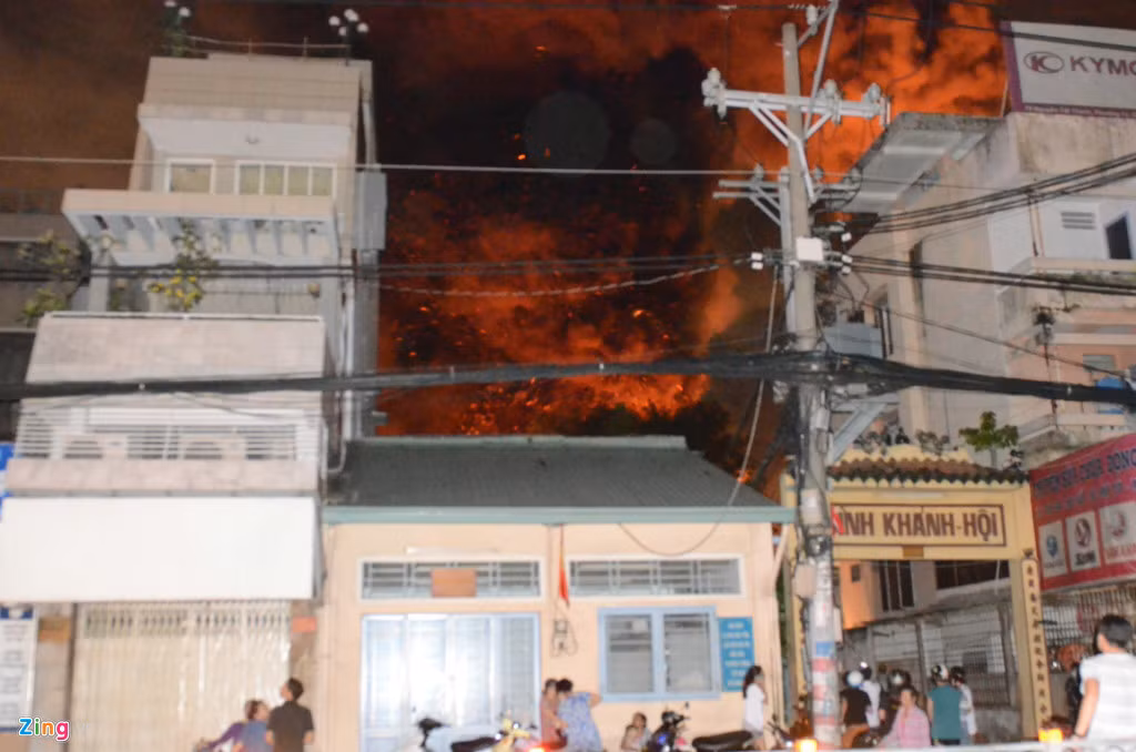 Đến 1h ngày 23/6, ngọn lửa vẫn bùng dữ dội. Ảnh: Tùng Tin.