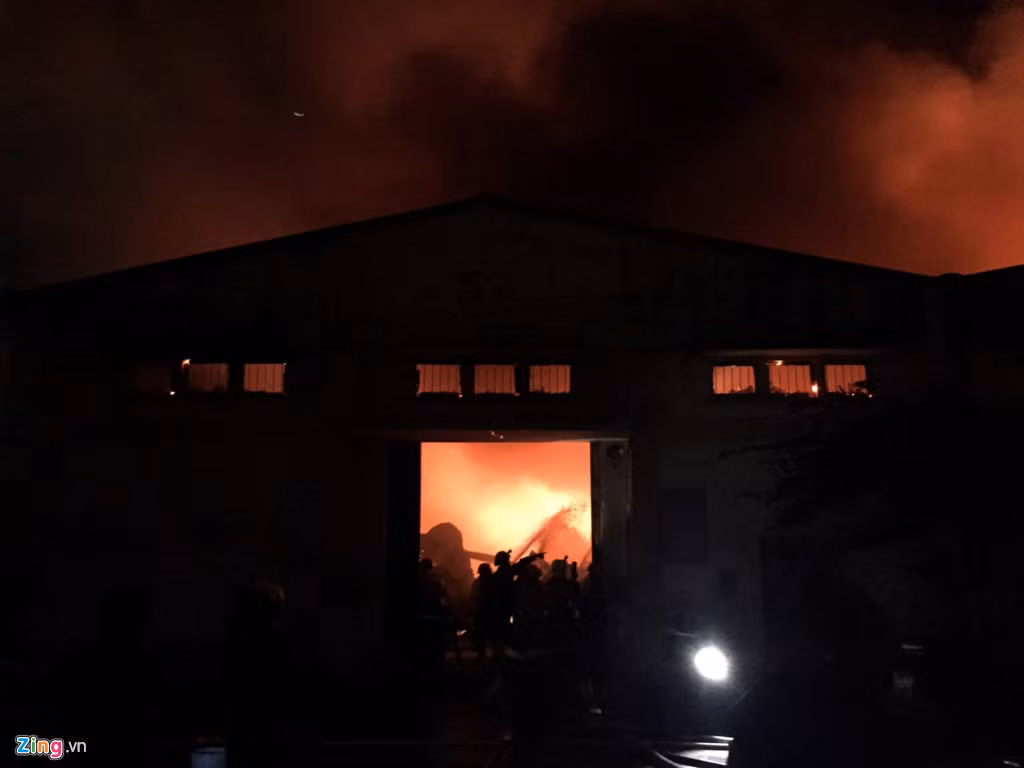 Khu vực xảy ra hỏa hoạn được xác định là nhà kho chứa hóa chất, nguyên liệu. Ảnh: Lê Trai.