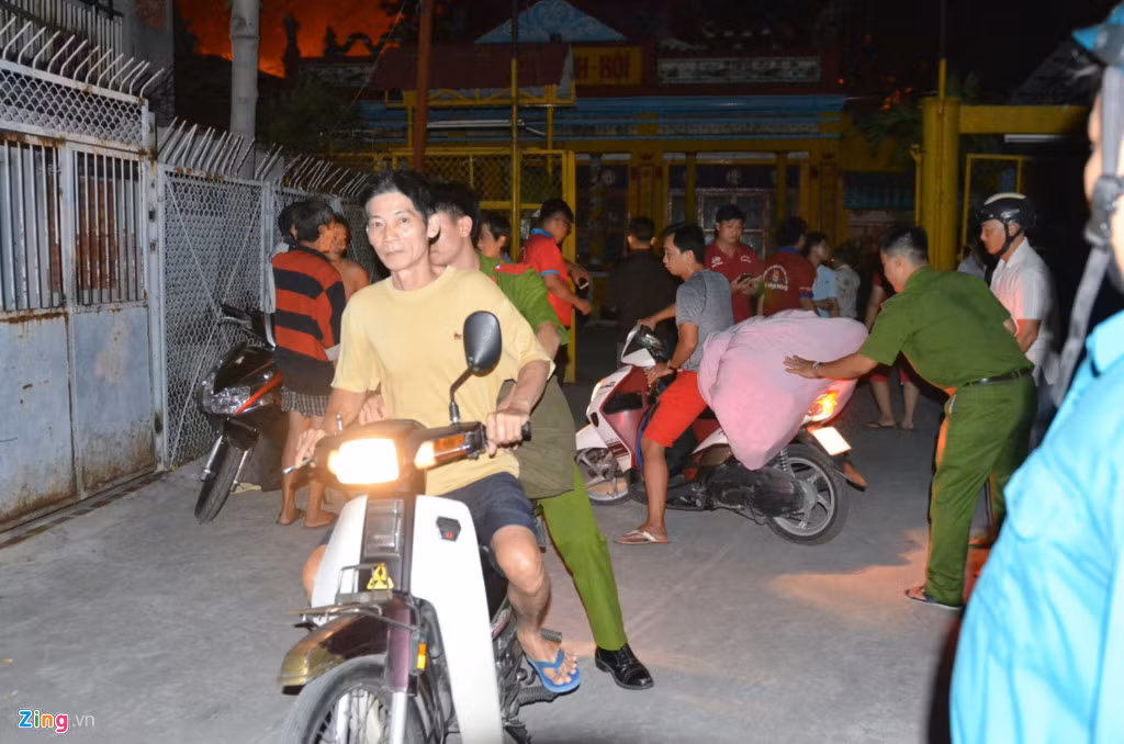 Các hộ dân sống chung quanh đám cháy di tản tài sản vì sợ vụ hỏa hoạn lan rộng. Ảnh: Tùng Tin.