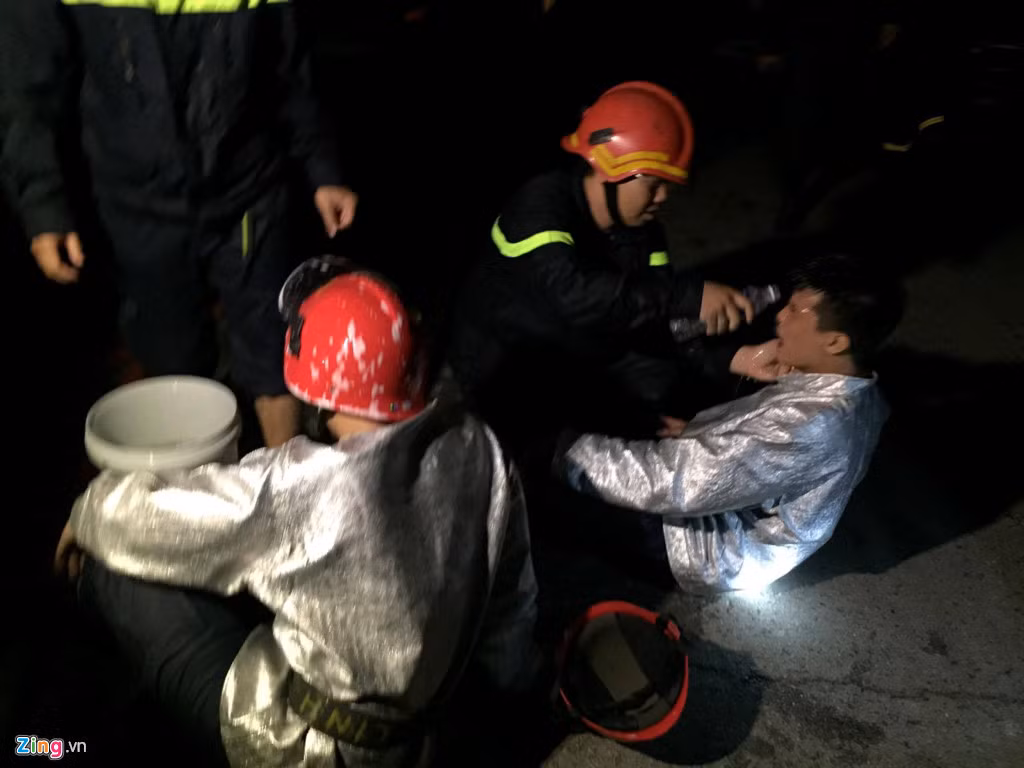 PCCC các quận 1, 4, 6, 7, 8, Nhà Bè đã điều động hàng chục xe cùng hàng trăm cán bộ tới hiện trường . Nhiều chiến sĩ bị ngạt khói khi tham gia chữa cháy. Ảnh: Lê Trai.