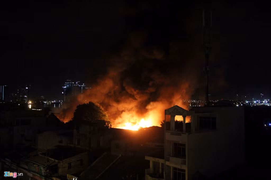 Tuy nhiên, đến 1h ngày 23/6, lực lượng chữa cháy vẫn đang khống chế ngọn lửa. Nhiều tiếng nổ lớn phát ra từ đám cháy. Ảnh: Lê Trai.