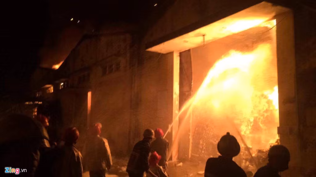 Lính cứu hỏa đang nỗ lực dập tắt đám cháy.