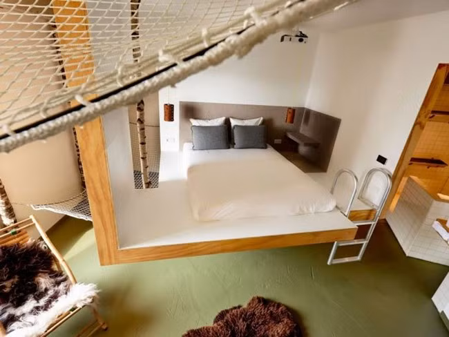 Giường lơ lửng mang đến cảm giác lạ lẫm và không gian hiện đại cho gia đình. Ảnh: Kientrucnhaxinh.