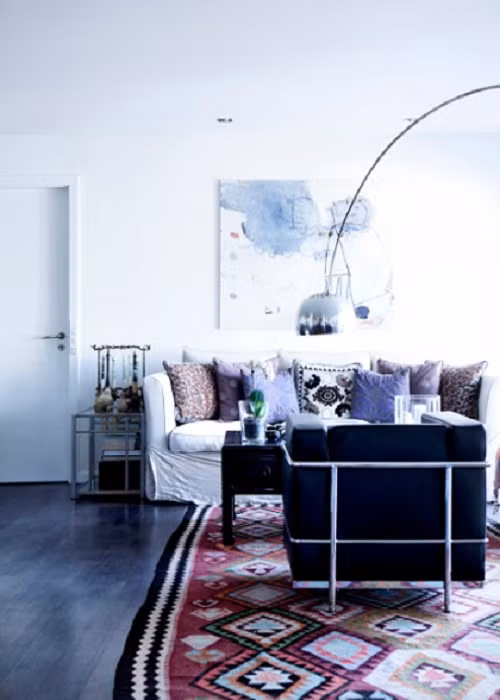 Nhờ kiểu dáng thanh thoát và chiều cao của chiếc đèn ấn tượng, không gian căn phòng được đẩy lên cao hơn rất nhiều. Ảnh: Homedit.