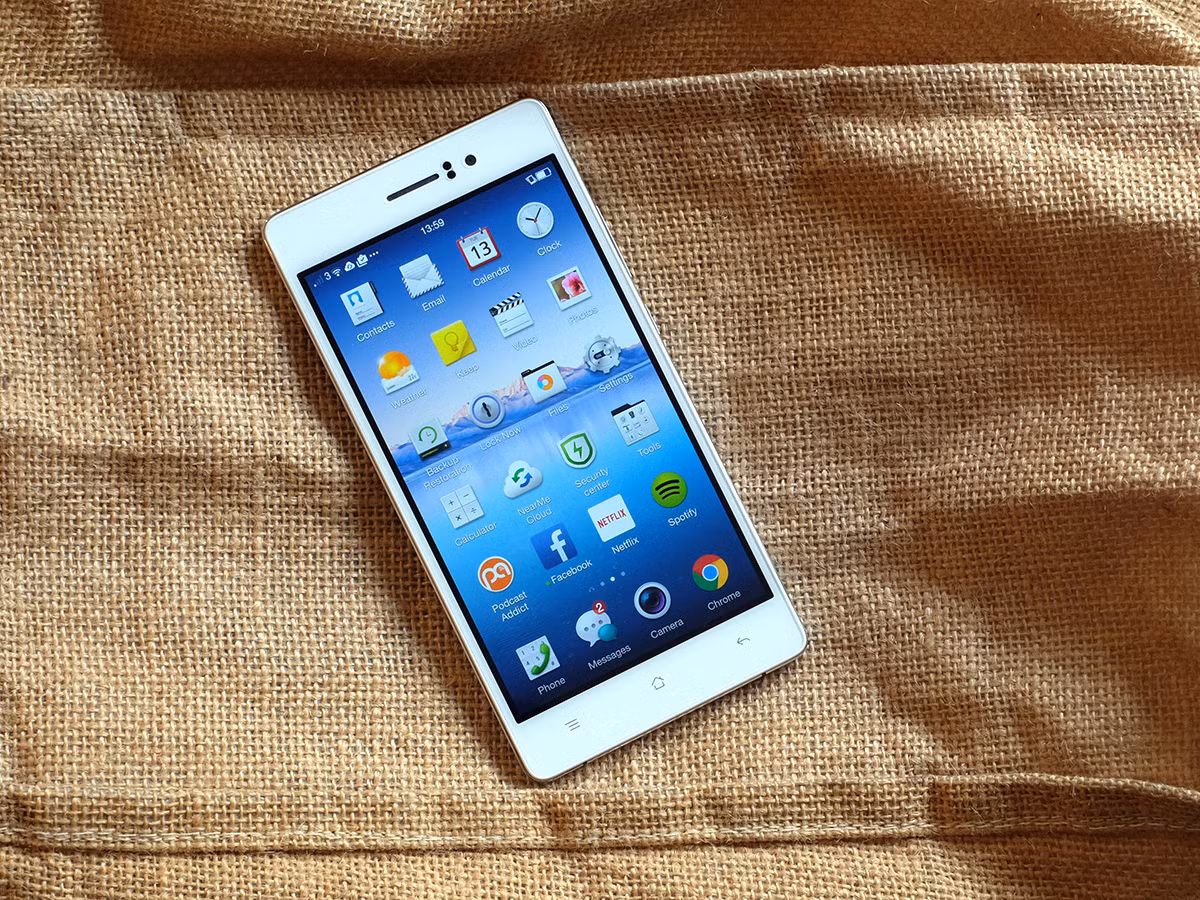 OPPO R5 sở hữu màn hình 5.2 inch, độ phần giải FullHD, công nghệ AMOLED. Mặt trước gồm camera 5MP, cụm cảm biến, loa đàm thoại. Mặt sau là camera chính 13MP hơi nhô ra ngoài cùng với sự hỗ trợ của đèn Flash LED. Ảnh: Stuff.