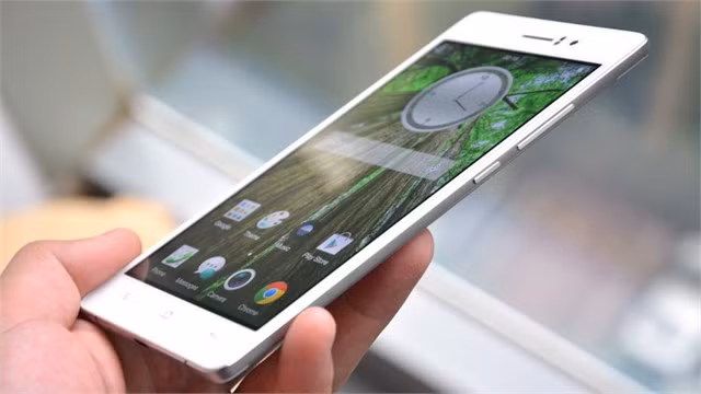 4.85 mm là độ dày của OPPO R5. Máy có thiết kế nguyên khối với phần khung sườn được làm bằng thép không gỉ. Ảnh: Thegioididong.