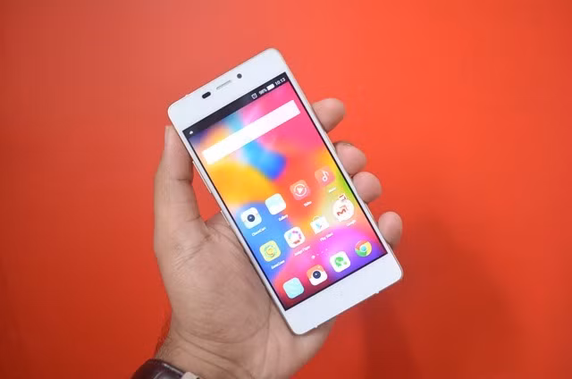 Bên trong là bộ vi xử lý MediaTek MT6592 tốc độ 1.7GHz, RAM 1GB, bộ nhớ trong 16 GB hỗ trợ khe cắm microSD. Gionee Elife S5.1 có camera trước 5MP và camera sau 8MP với đèn flash LED. Ảnh: NirmalTV.