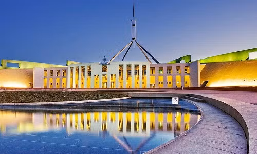 Nằm tại trung tâm thủ đô Canberra, tòa nhà Quốc hội Australia là một trong những công trình kiến trúc hiện đại nổi tiếng trên thế giới, được xây dựng trên diện tích rộng hơn 25 hecta. Ảnh: Australia.