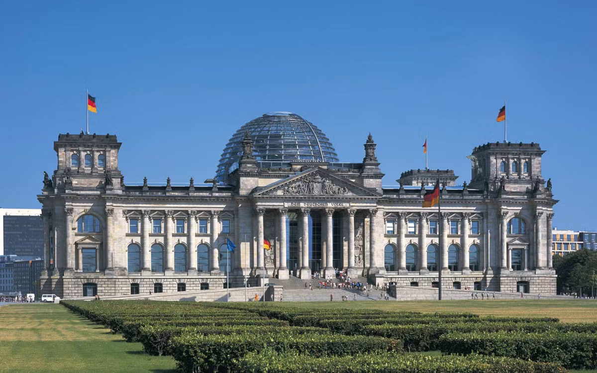 Được xây dựng từ thế kỷ 19, công trình Reichstag ấn tượng với thiết kế bằng đá theo phong cách kiến trúc La Mã đầy uy quyền kết hợp kiến trúc Baroque. Ảnh: Fosterandpartners.