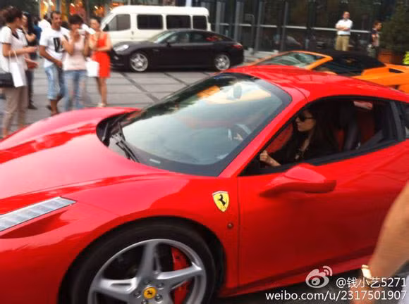 Để sở hữu chiếc Ferrari 458 đỏ, Lưu Diệc Phi không ngần ngại chi ra 400 vạn tệ (khoảng 14 tỷ đồng). Ảnh: Weibo.