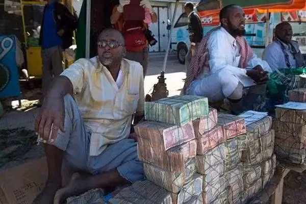 Tuy nhiên, ở Somaliland có một điều đặc biệt mà chắc có tìm mỏi mắt, bạn cũng không tìm thấy ở đâu khác trên thế giới: những khu chợ đổi tiền mà người dân chất tiền thành đống để bán buôn, dễ mua chẳng kém gì thịt cá. Tiền chất thành bó, mua cả cân, cả tấn cũng được chứ chẳng ai bán lẻ vài tờ.
