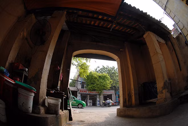 Những chiếc cổng làng Hồ Khẩu được ví đẹp nhất kinh kỳ bởi vị thế đẹp, trước mặt là dòng sông uốn lượn. Ảnh: Zing.