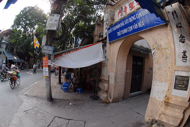 Thụy Khuê không chỉ là con số sầm uất nằm ven Hồ Tây thơ mộng mà còn lưu giữ nhiều báu vật của thành Thanh Long xưa. Trong đó, chiếc cổng làng Hồ Khẩu được ví như cổng làng đẹp nhất kinh kỳ. Ảnh: Zing.