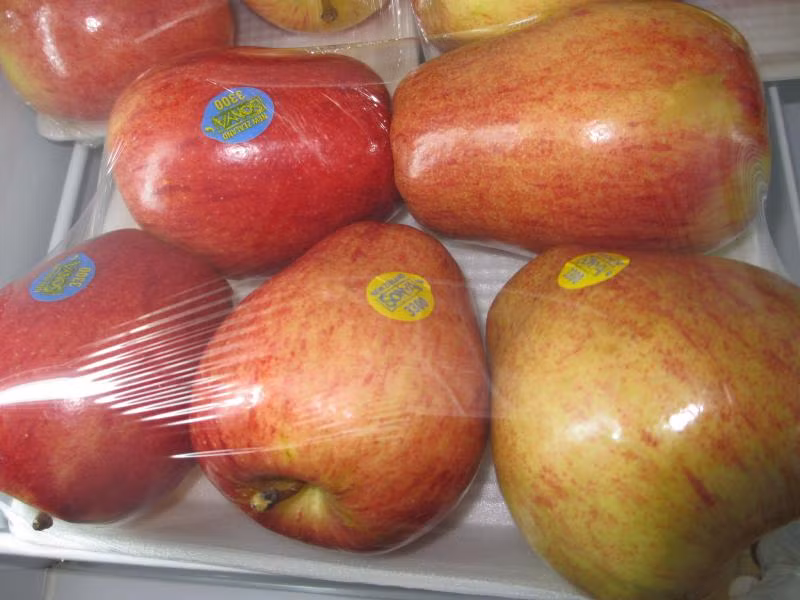 Vị ngọt thơm, thanh mát, giá cả phải chăng nên nhiều khách hàng mua cả chục cân táo về để tủ lạnh ăn dần. Ảnh: Xemzi.