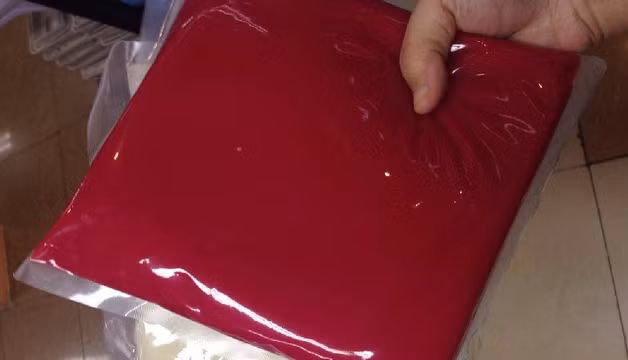 Tại mục chỉ tiêu chất lượng, nhà sản xuất có đề chữ "Không chất bảo quản". Tuy nhiên, ở ngay mục thành phần sản phẩm có kali sorbat (202) thực chất chính là chất bảo quản thực phẩm. Hạn sử dụng của sản phẩm trong vòng 6 tháng, nhưng sự thật là khó có một loại thực phẩm nào để được trong thời gian quá 1 tháng nếu không có chất bảo quản. Ảnh: VTV.