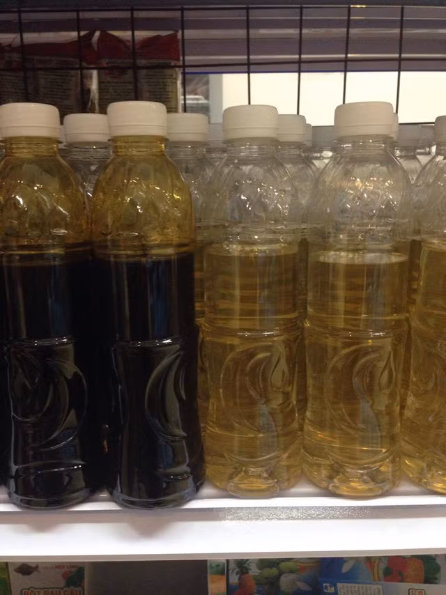 Những chai nước đường không đề nhãn mác. Ảnh: VTV.