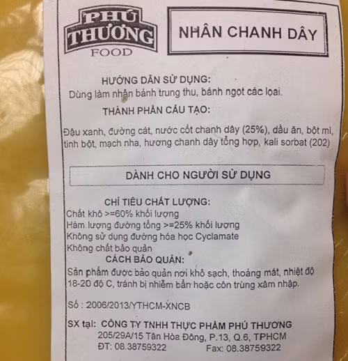 Trước đó, phóng viên của Vtv.vn cũng ghi lại tại một cửa hàng bán nguyên liệu và dụng cụ làm bánh có tiếng trên đường Nguyễn Khánh Toàn, Hà Nội hình ảnh những gói nhân bánh vị chanh leo, dâu tây được dùng cho bánh Trung thu được đóng nhãn hàng của nhà sản xuất, đầy đủ thông tin về thành phần, năng lượng, hạn sử dụng. Ảnh: VTV.