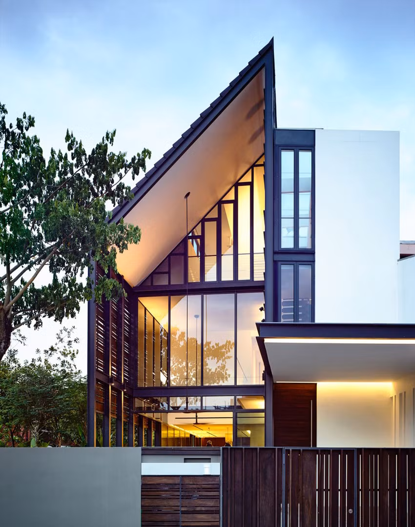 Biến tấu mái chéo độc đáo khiến ngôi nhà có được vẻ thân thiện đến hoàn hảo. Ảnh: Viphouse.