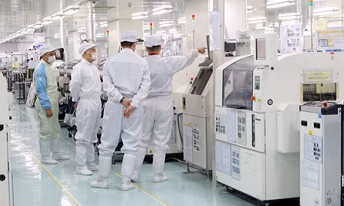 Kèm theo đó là dòng trạng thái “CEO Nguyễn Tử Quảng thị sát các nhà máy trước khi ra mắt Bphone 2, tại Nhà máy Meiko Việt Nam – Khu công nghiệp Thạch Thất, Hà Nội”. Ảnh: Vnreview.