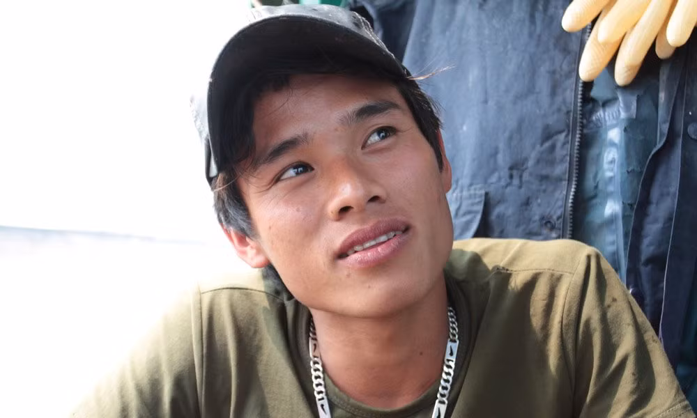 Anh Sự nhớ lại, ngủ được một lúc thì anh mơ thấy mình đang thả lưới ở cửa sông. Phát hiện trong lưới có tiếng động mạnh, như có một con cá to mắc vào lưới. ''Em nhìn thấy hình thù một trẻ nhỏ. Sau khi đưa lên, em bỏ đứa trẻ trong đụt (lồng đựng cá - PV). Cả đêm em cứ ngồi nói chuyện với đứa trẻ nhưng không thấy trả lời", anh kể.