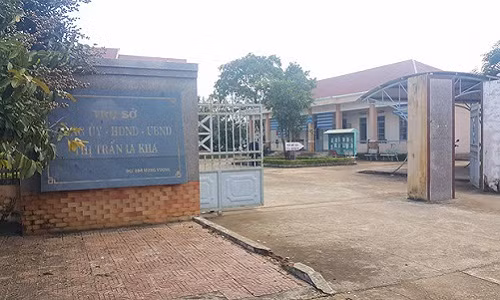 No nguoi dan hon 2 ty dong, pho chu tich thi tran bi ky luat