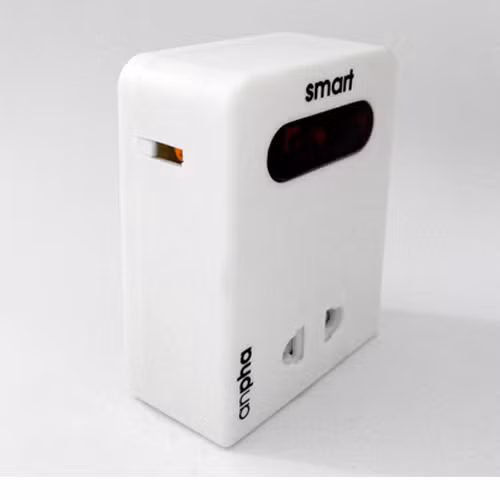 Ổ cắm điện thông minh Anpha Smart có khả năng tự động cung cấp điện khi mở thiết bị, tự động ngắt khi sạc pin đầy, khi điện áp quá cao và điều khiển từ xa bằng remote của thiết bị. Ảnh: Thietbithongminh.