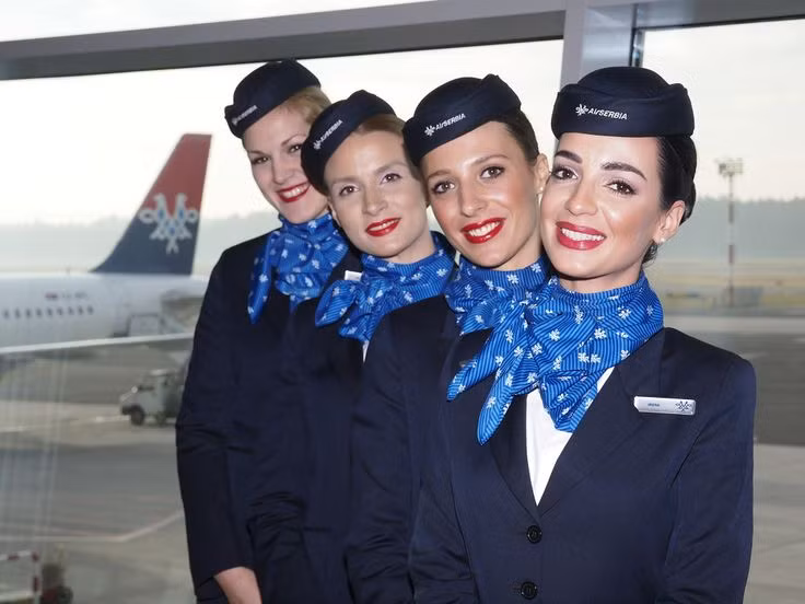 Sự trẻ trung, quyến rũ khiến những cô gái xinh đẹp của Air Serbia luôn được đánh giá cao trong giới hàng không. Ảnh: Printest.