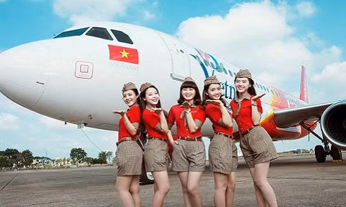 Trang phục màu đỏ và chiếc mũ kiểu "thiếu sinh quân" giúp dàn nữ tiếp viên VietJet thật sự ấn tượng. Ảnh: Youtube.