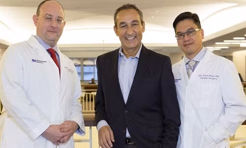 CEO United Airlines tung duoc bac si goc Viet cuu song